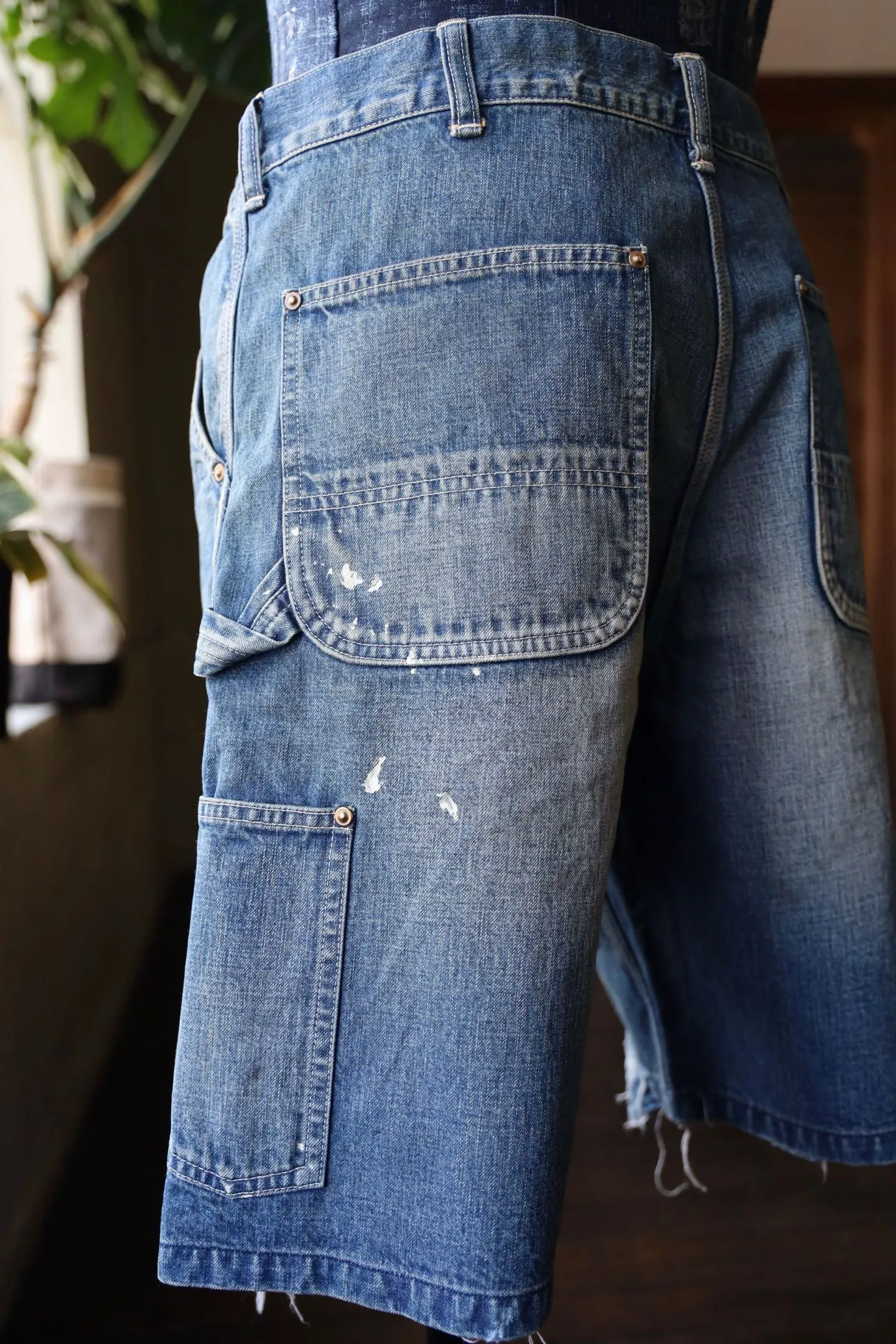 SAINT Mxxxxxx DOUBLE KNEE SHORTS/BLU Knee patches splashed with ink and water-splashed denim shorts. Denim blue S-XL. Custom-woven and dyed denim fabric with clear texture. Heavy-wash water-fading treatment to create local mottled fading/hole effects. Artificial distressing to simulate natural wearing marks. VINTAGE sense. Original consistent damage treatment. Hand-splashed ink and paint. Original consistent wash mark/pocket mark. Double knee patch. Rivet reinforcement. Improve functionality while enhancing design